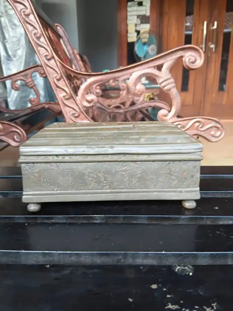 Tepak sirih atau tempat perhiasan tua antik