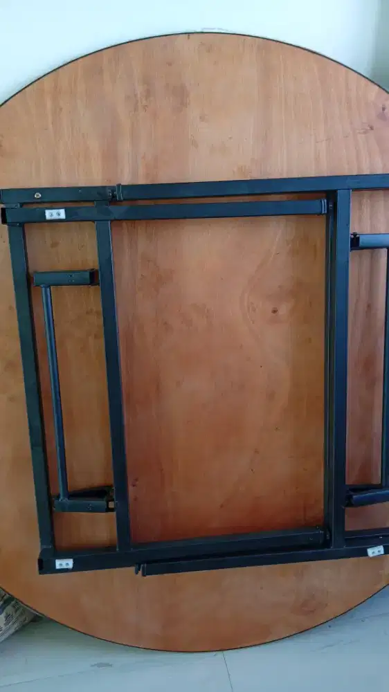 Meja bundar kaki lipat gres