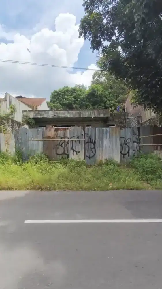 TEMPAT USAHA STRATEGIS BANGUNAN BERKUALITAS PROGRESS DI KAWASAN UNNES