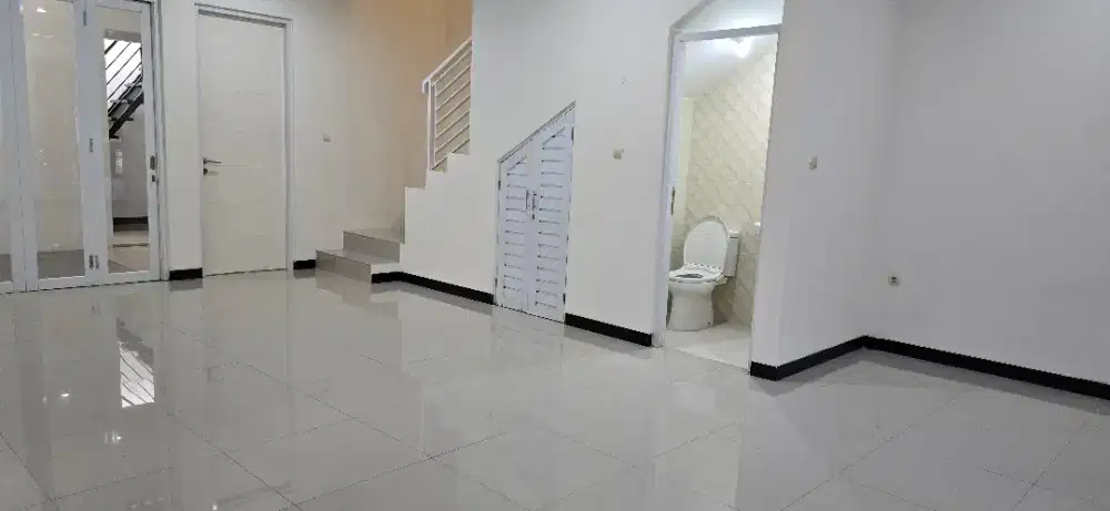 Jual/ sewa rumah 2 lantai di taman kopo indah 5.pinewood