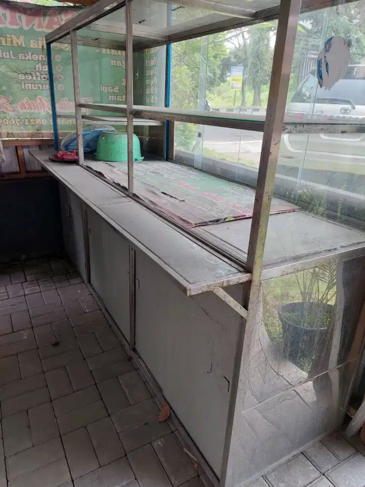 Dijual lemari etalase untuk jualan dr kaca dan almunium tebal