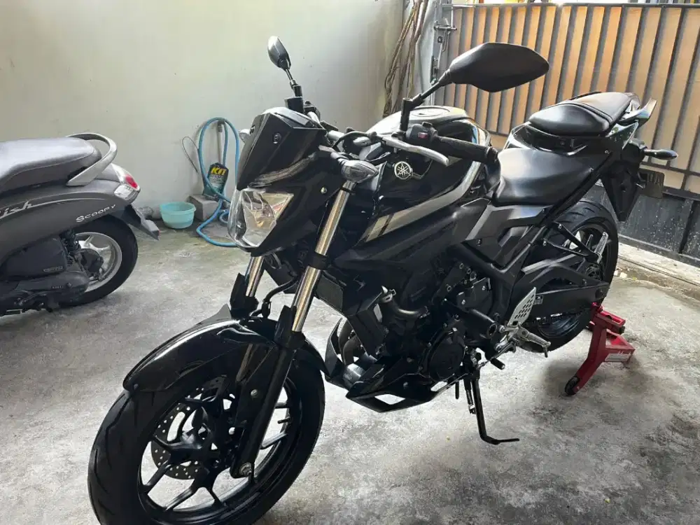 MT25 2018 hitam