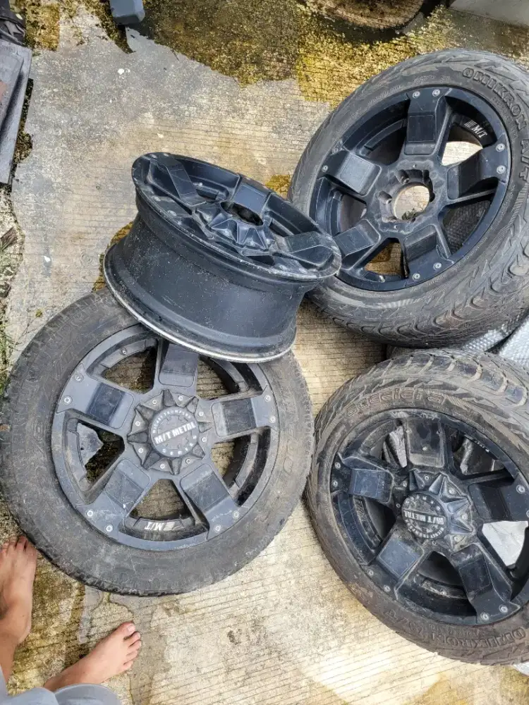 Beberes Gudang, Velg Mickey Thompson 20 inch, Ex Pajero