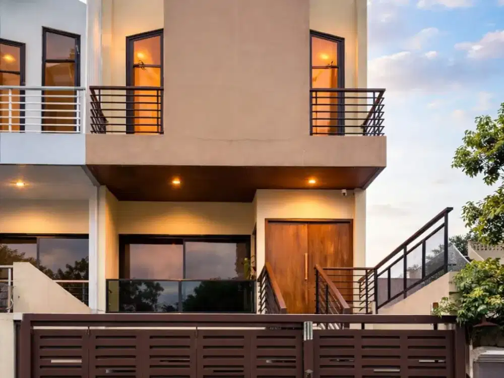 RUMAH 3 LANTAI SIAP HUNI DAN SEMI FURNISHED  DI PONDOK BAMBU JAKARTA TIMUR