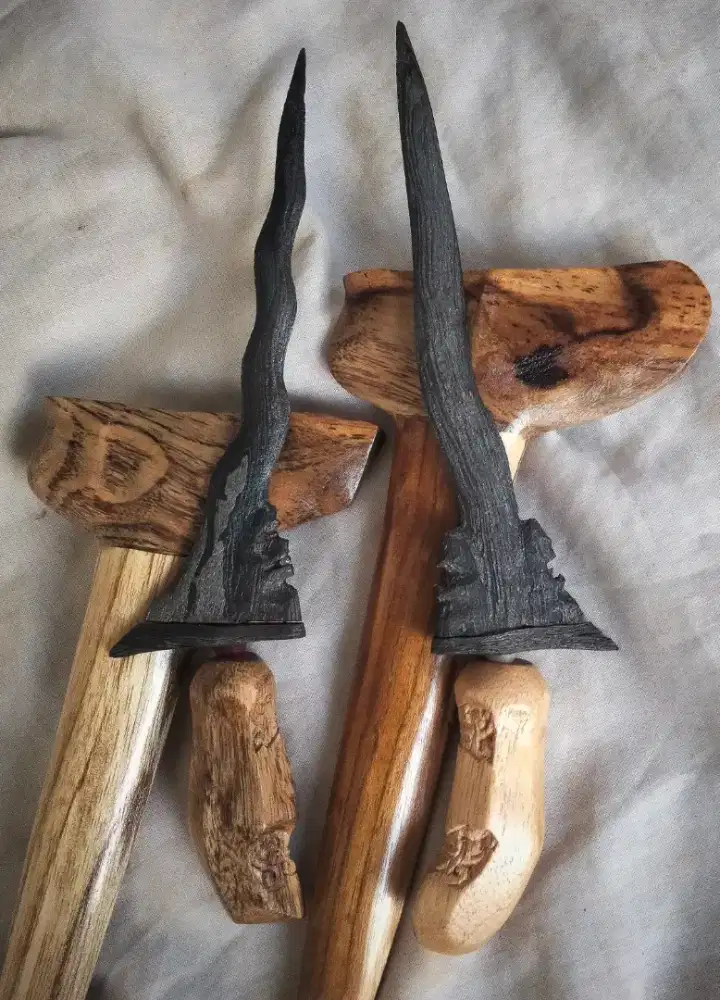 dua keris pusaka sepuh tua ukuran kecil peninggalan