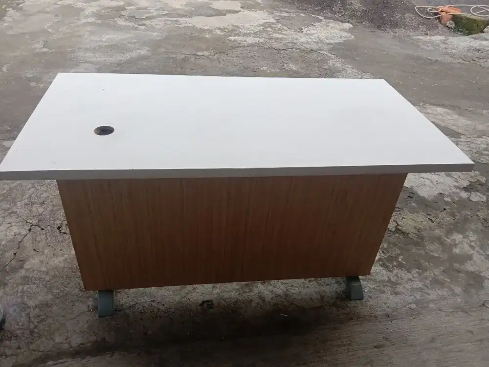 Meja kantor,meja setengah biro