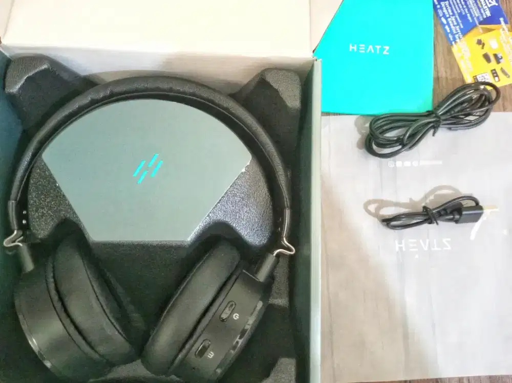 Headphone merk HEATZ no minus like new. Kualitas suara sangat mantap