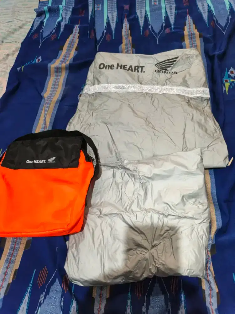 Jas hujan honda ukuran XL dan L ready ya dan sudah 1 set sama celana