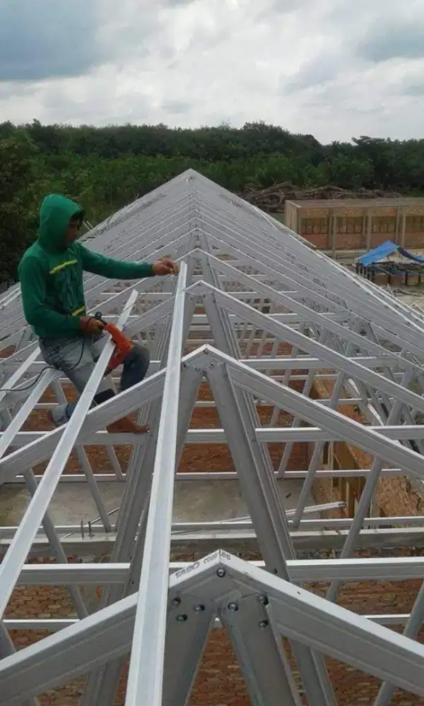 Bongkar atap lama dan pemasangan baja ringan