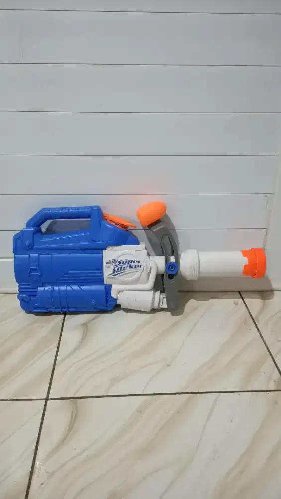 Mainan semprotan air dari nerf