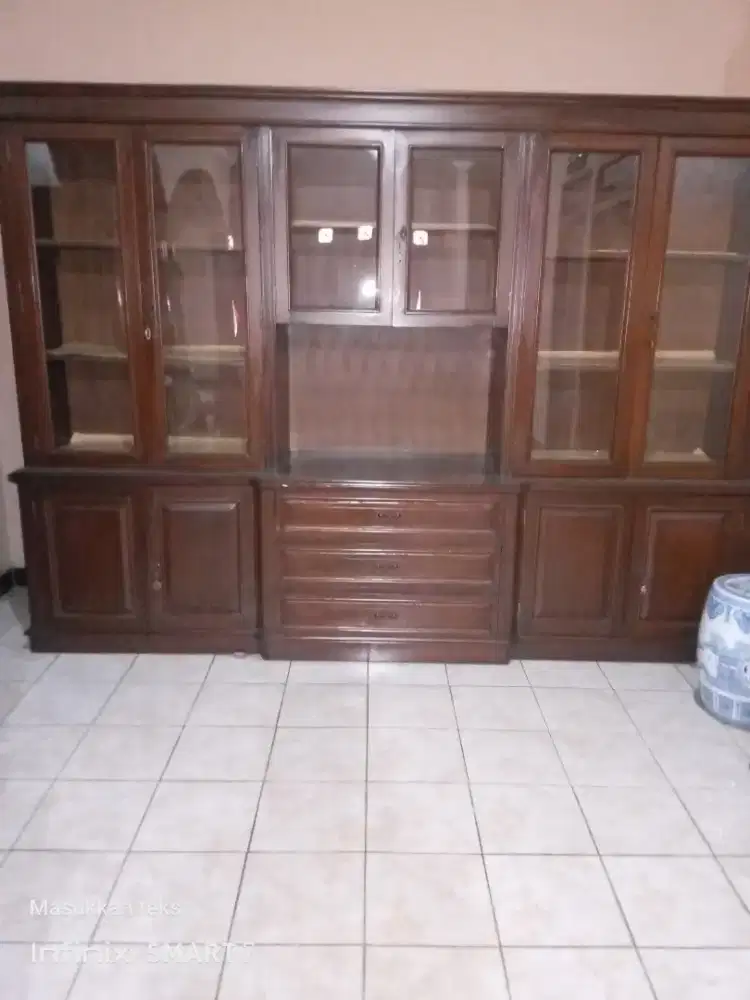 Lemari pajangan jati asli