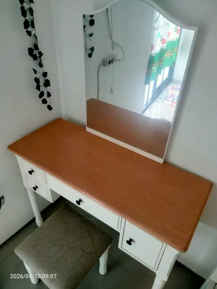 Dijual meja rias merek unihome furnishing nego tipis