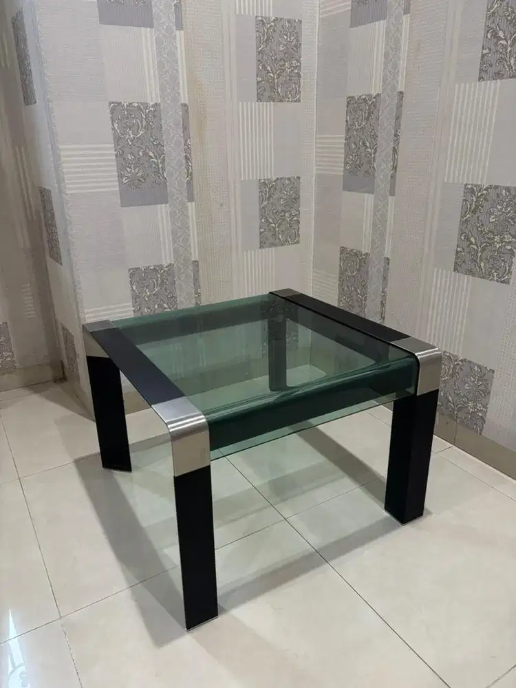 Meja ruang tamu informa