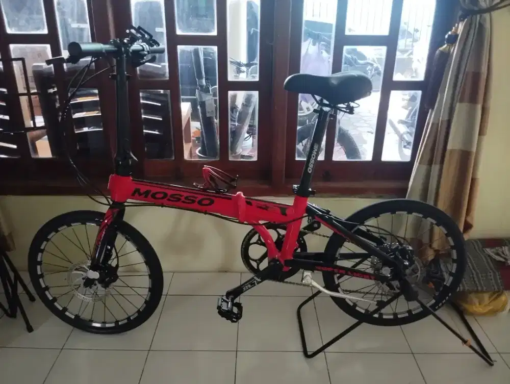 Sepeda lipat Mosso merah