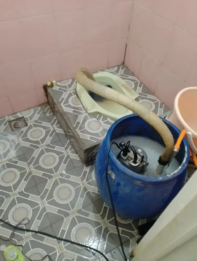 Pendoronggan kloset mampet