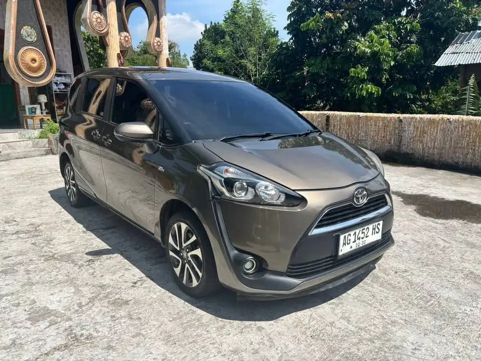 Toyota Sienta V 1.5 Plat ag 2017 H is mobil bekas sekoto kediri