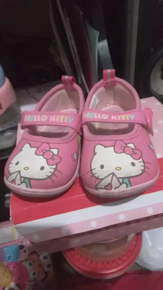 Sepatu anak perempuan