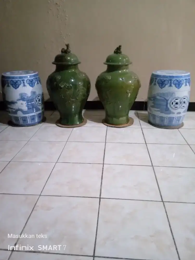 Guci keramik tempat duduk 2 dan guci hijau tinggi 2