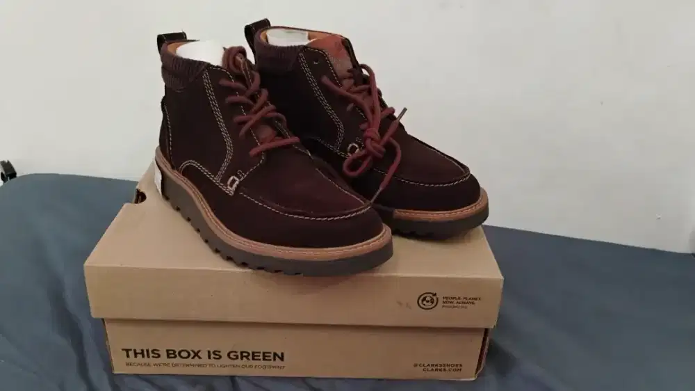 Sepatu Clarks Barned Mid Brown Original