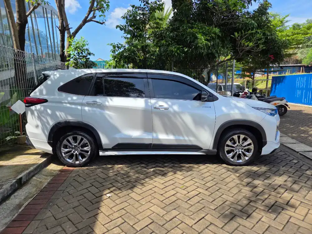 Toyota Innova Zenix Q Hybrid TSS 2022 Putih Mulus - Low KM (BU)