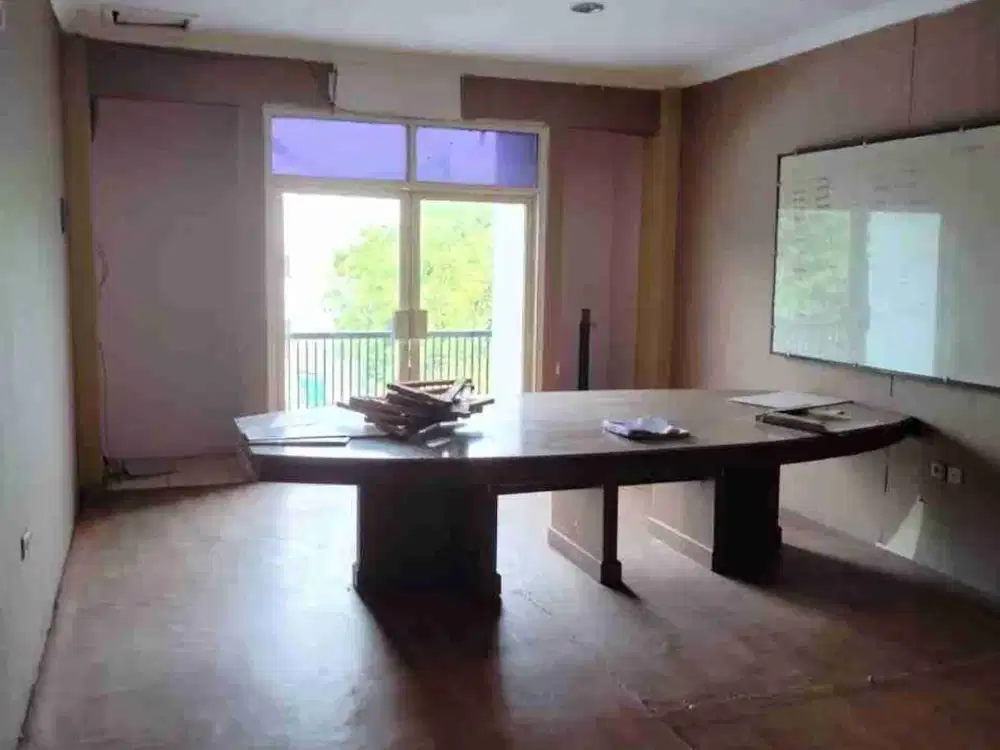 Ruko 3 Lantai Lokasi Strategis di Tebet Jakarta Selatan