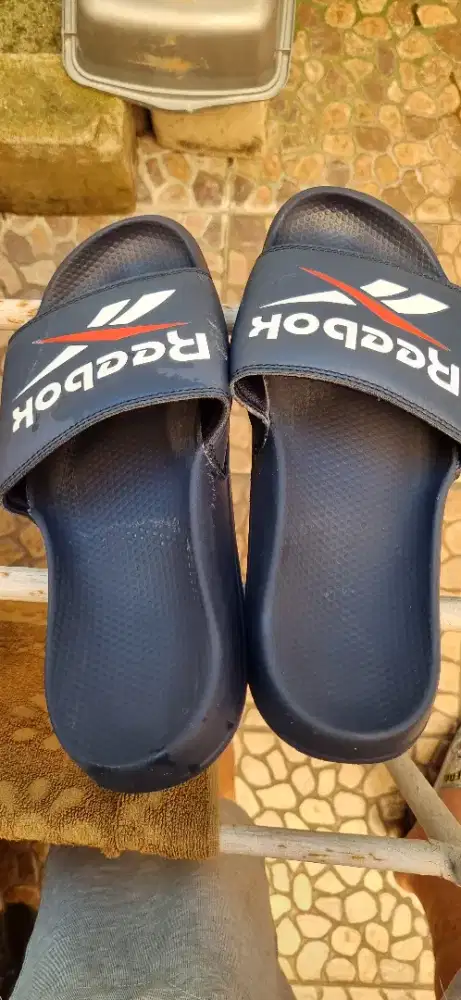 Sendal  rebbok  slip on