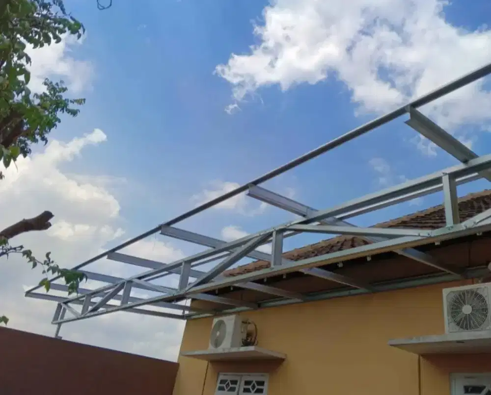 Terpasang kanopi rangka baja ringan