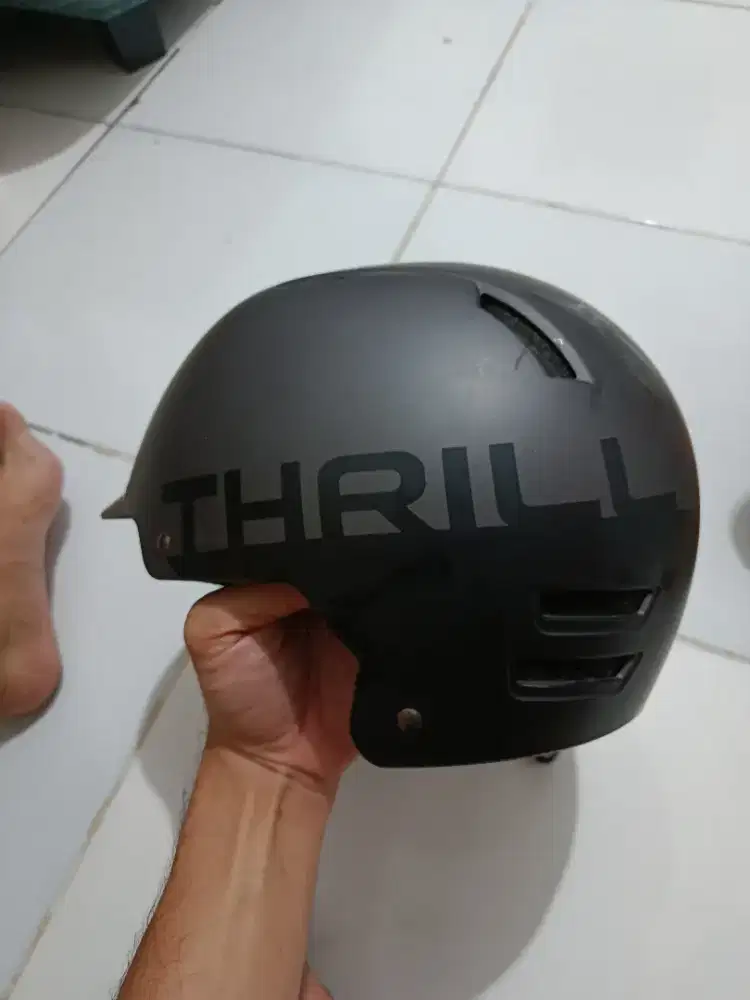 Helm sepeda merk Thrill