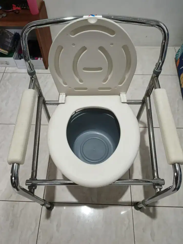 Kursi toilet Lansia