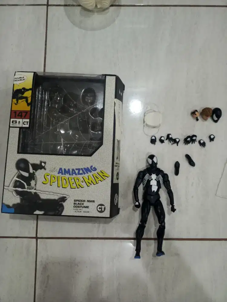 Action figure spiderman symbiote