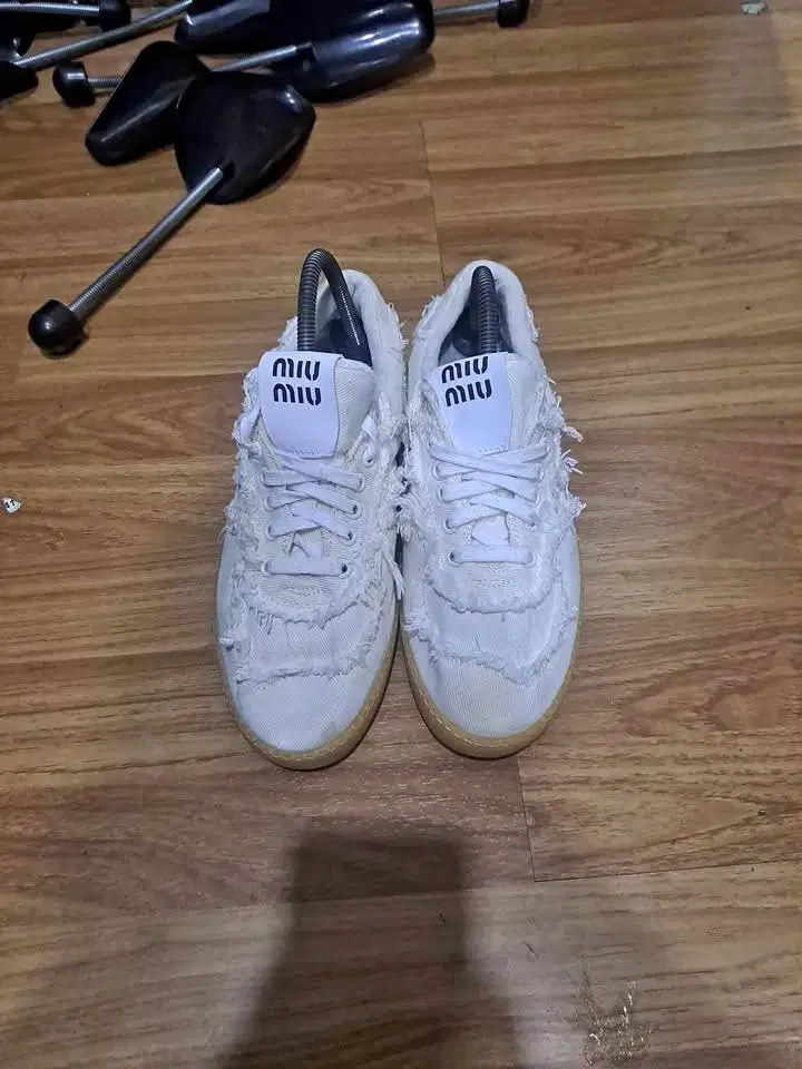 Sepatu MIU MIU putih destroyed size 39