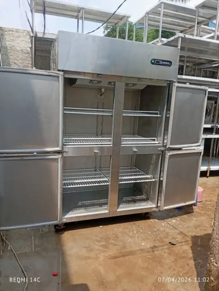 Upright chiller 4 pintu
Merek Crown 
Mesin ori
Harga 7.700,000
