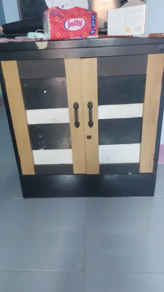 Lemari kayu kecil