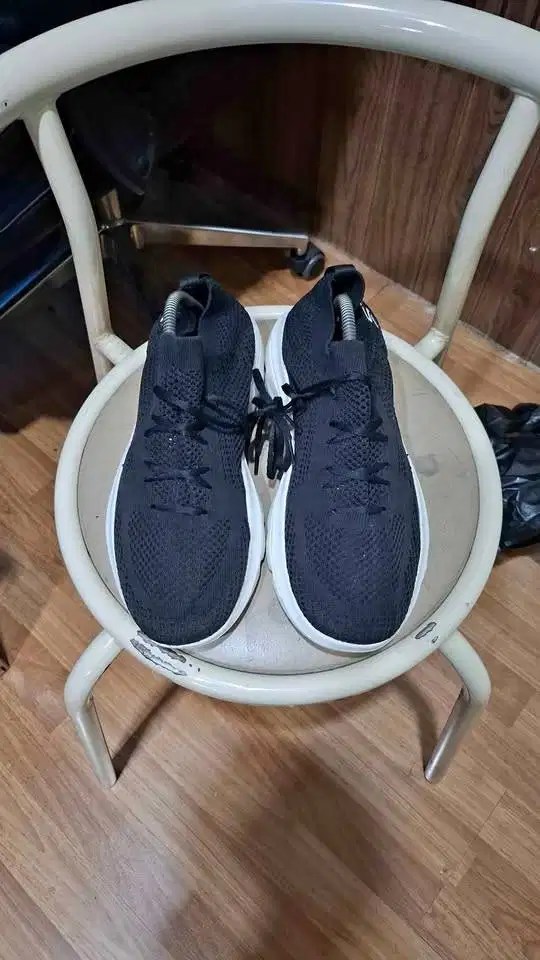 Sepatu scatcher hitam putih