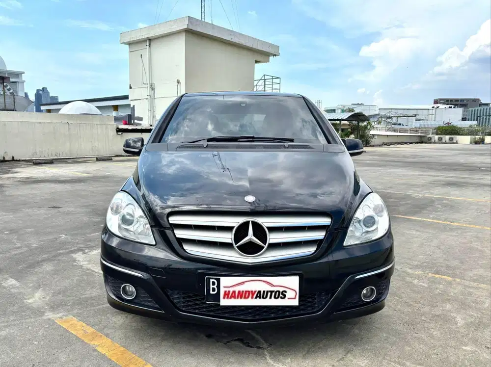 Mercedes Benz B180 Panoramic Tahun 2010 Matic Hitam
