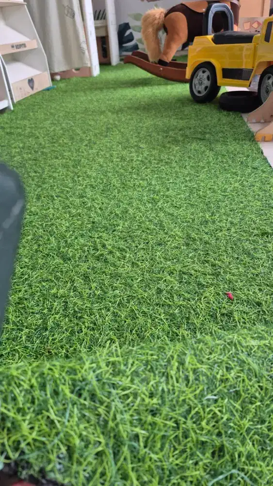 Rumput sintetis dekorasi rumah meteran. Lebar 1 meter dan tebal 2.5cm