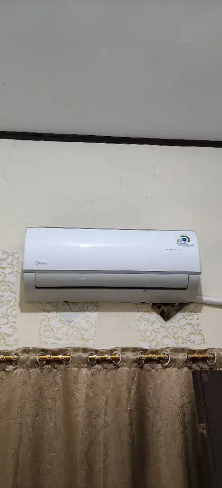 Jual ac midea setagah pk. Pemakaian terawat masih garansi