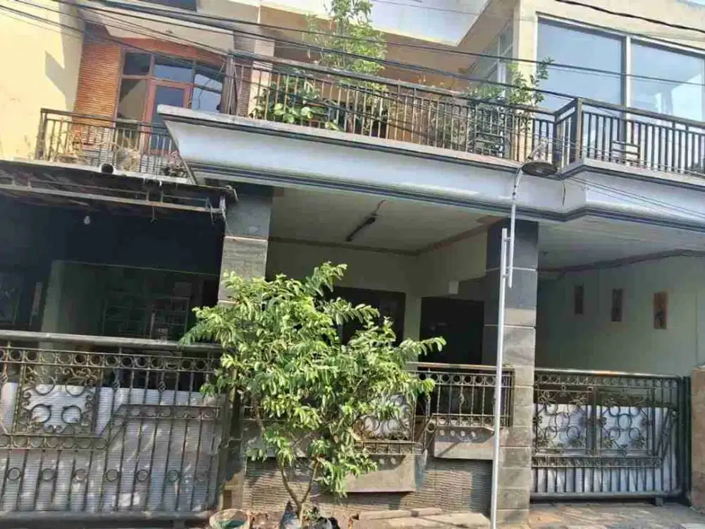 Dijual via lelang rumah 2 lantai di kota baru Driyorejo Gresik