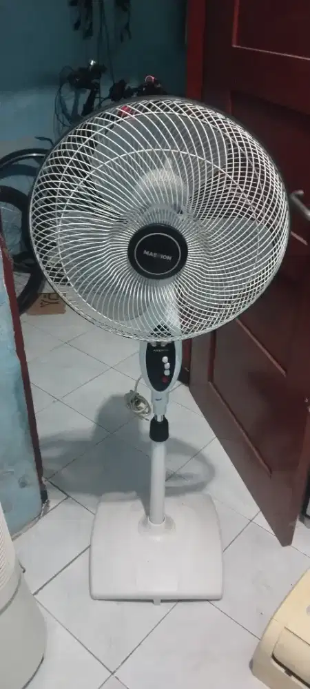kipas angin berdiri merk maspion ukuran 16 inch
