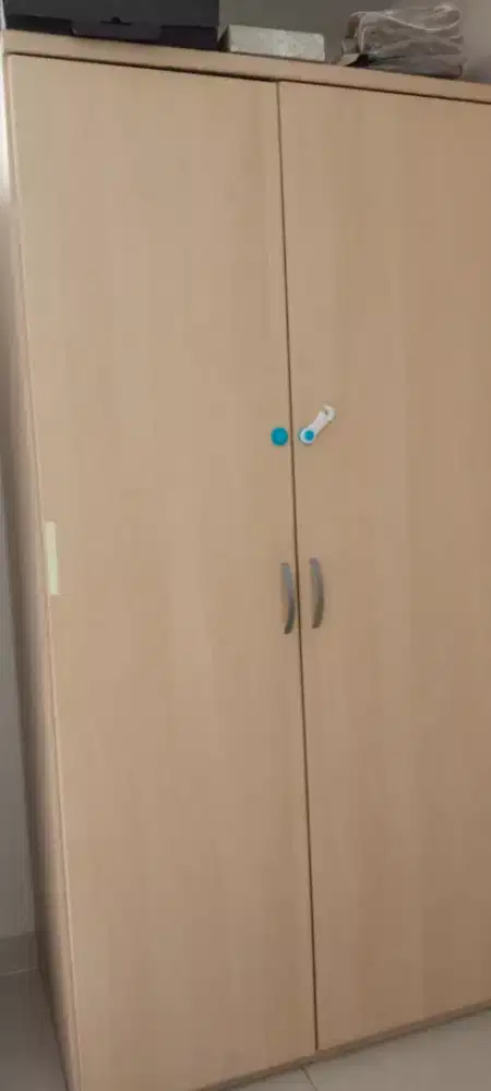 Lemari pakaian 2 pintu