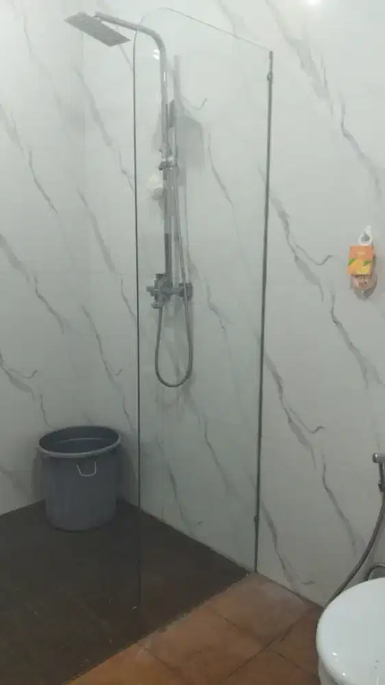 Kaca pembatas kamar mandi