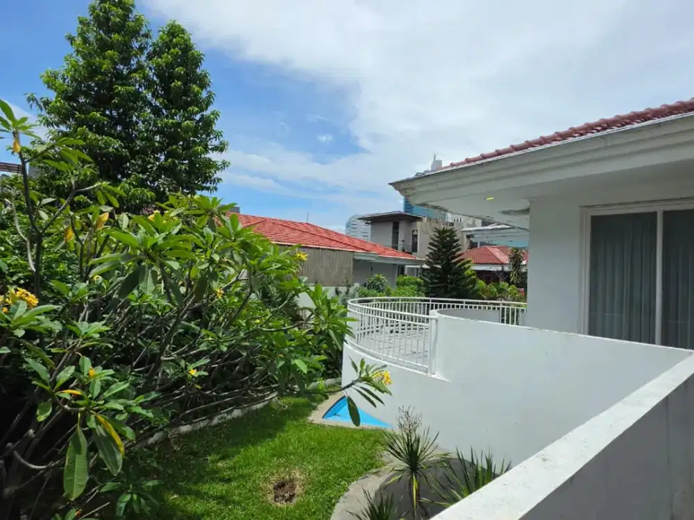 Rumah Dengan Kolam Renang Pribadi di Mega Kuningan Jakarta