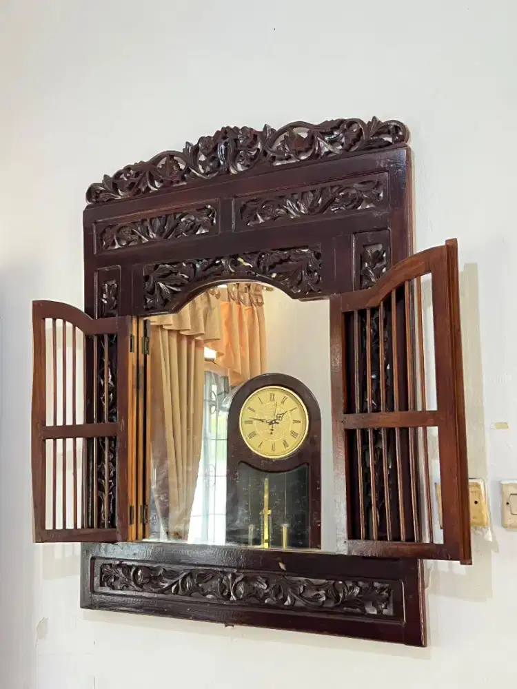 Cermin ukir bahan kayu jati.antik