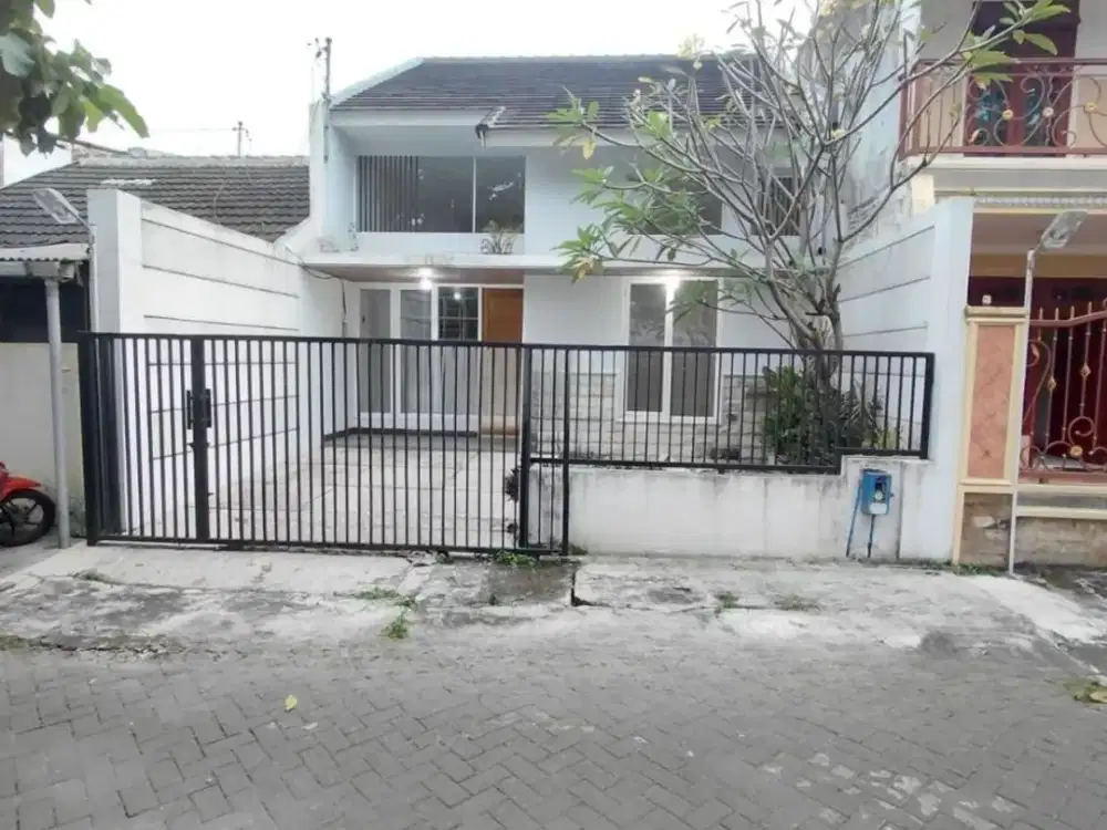 Dijual Rumah Cantik Terawat Dg Konsep Mezanine dan Ada Taman Depan Belakang Siap Huni Kawasan Favorit Dekat Pusat Kuliner dan Bisnis di Sawojajar