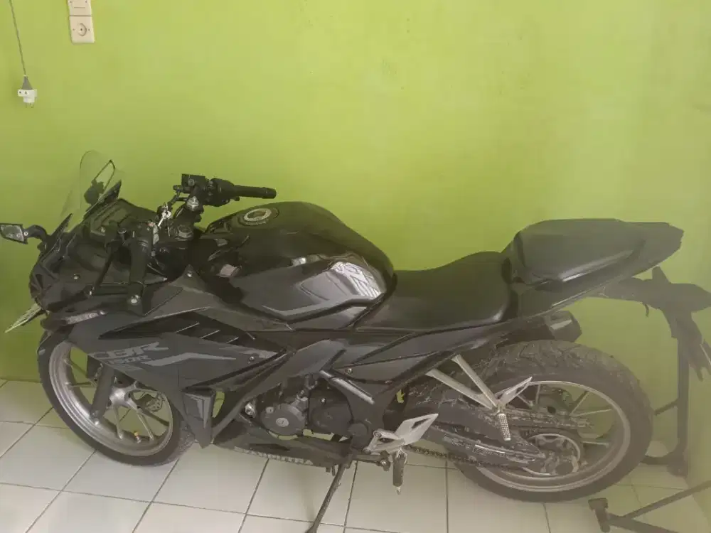 DI JUAL HONDA CBR HITAM TAHUN 2019