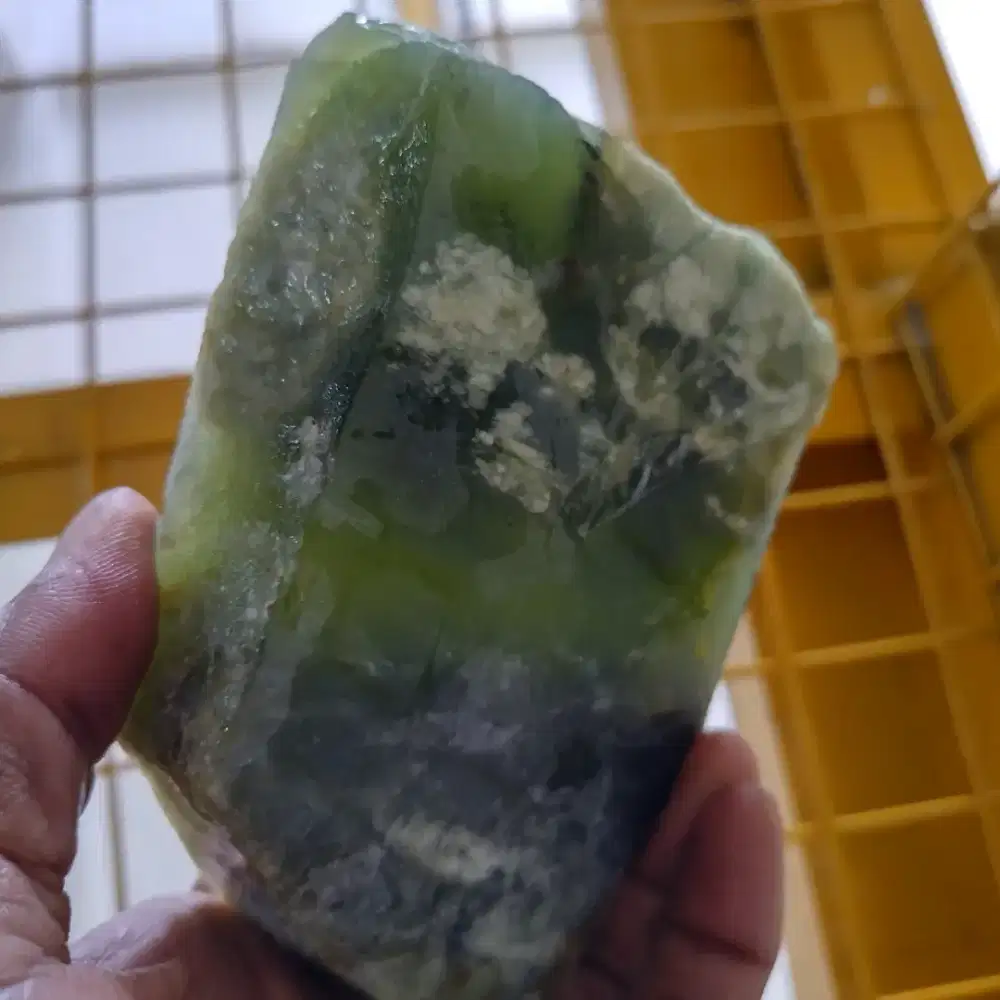 Bahan rough batu idocrase serpentine hijau botol aceh