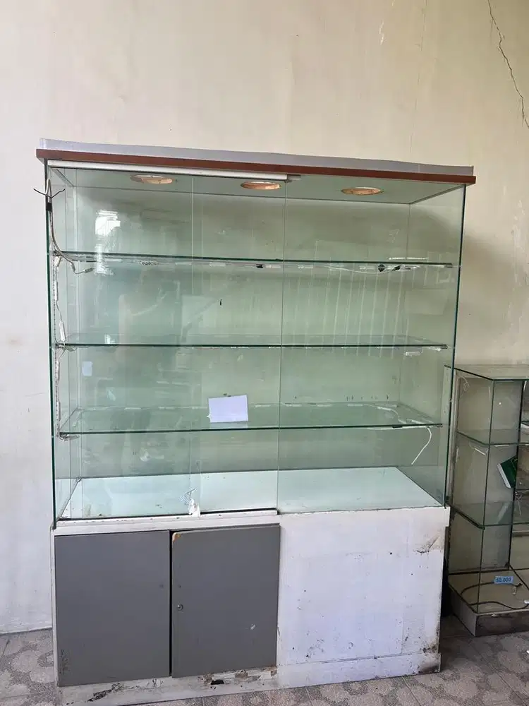 Di jual etalase kaca 8 mm