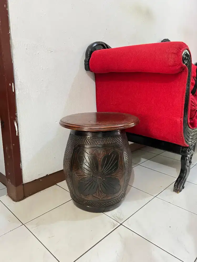 Meja bundar.atas kayu jati bawah dr gerabah.antik