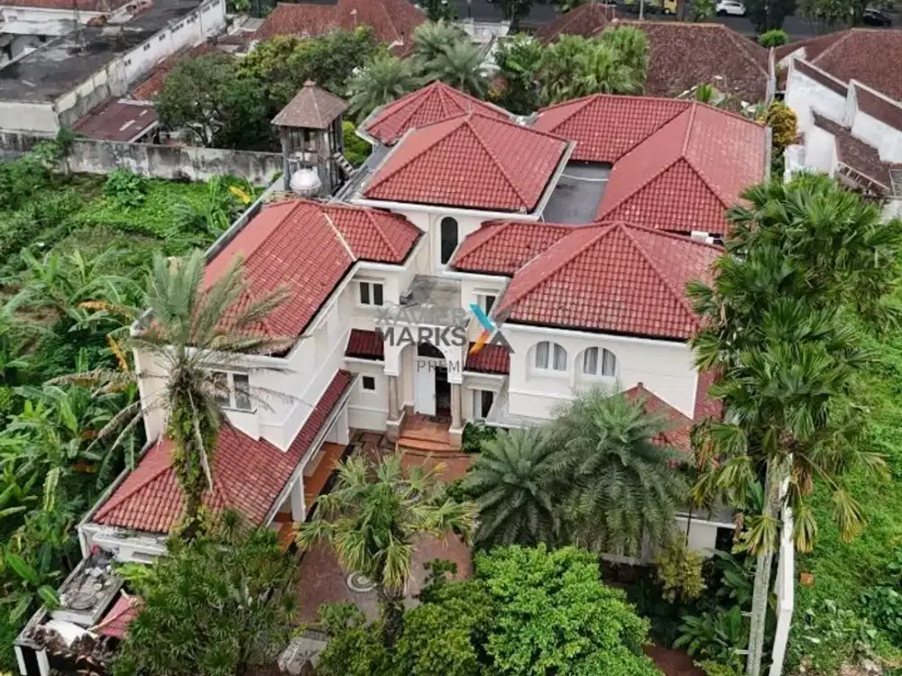 Dijual Rumah Mewah Furnished di Pusat Kota, Selangkah dari Ijen Boulevard, Malang