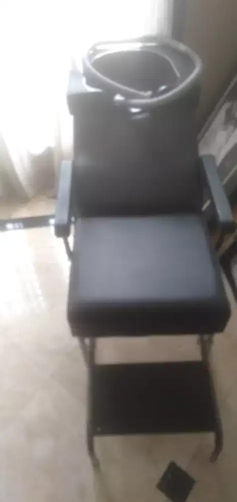 Kursi keramas salon masih baru